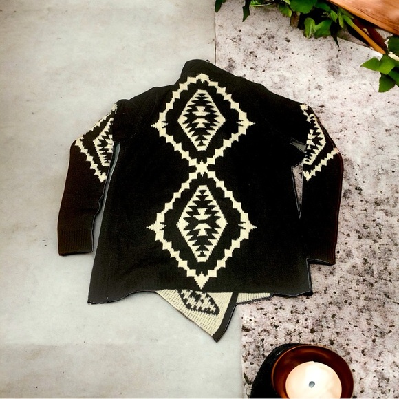 JACK by BB DAKOTA Women’s Black & White Aztec open shawl- Small - Picture 5 of 6